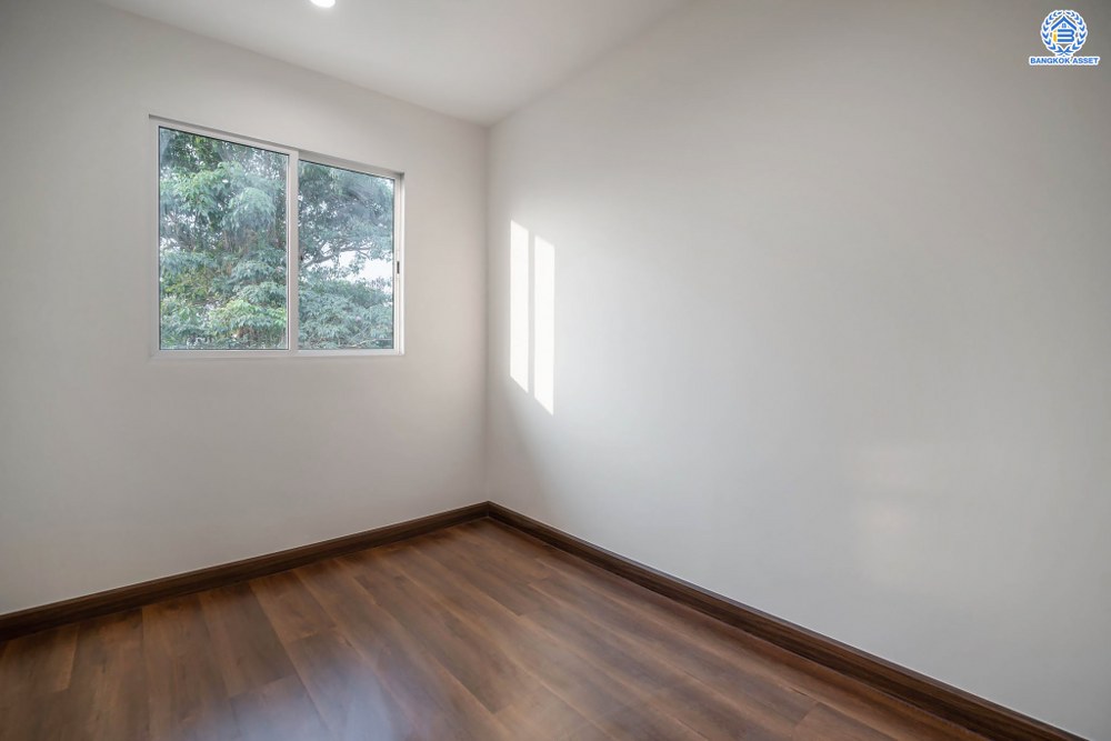 บ้านมือสองตกแต่งใหม่ โครงการ พฤกษาทาวน์เน็กซ์ ติวานนท์-พระราม5 หลังมุม เนื้อที่ 21.6 ตร.ว. ฟังก์ชัน 3 ห้องนอน 2 ห้องน้ำ 1 ที่จอดรถ พร้อมเข้าอยู่ได้ทันที บนทำเลเดินทางสะดวก ติดถนนนครอินทร์ เชื่อมต่อถนนราชพฤกษ์ ถนนกาญจนาภิเษก ใกล้จุดขึ้นทางด่วน "ศรีรัช" และรถไฟฟ้าสายสีม่วง "สถานีตลาดบางใหญ่"